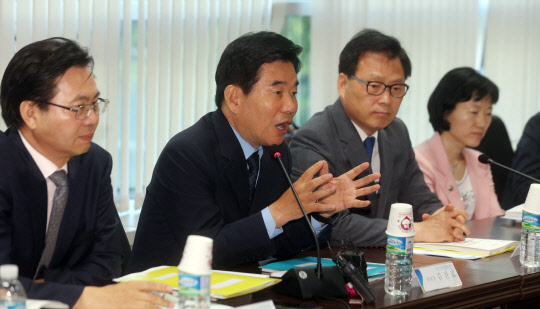 김진표 국정기획자문위원장(왼쪽 두번째)이 24일 서울 종로구 통의동 금융감독원 연수원에서 열린 국정기획자문위원회 경제1분과 기획재정부 업무보고에서 모두발언을 하고 있다.    연합뉴스